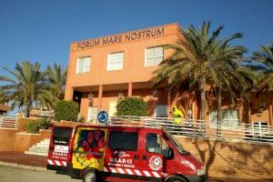 Voluntarios de USAR 13 desinfectan el complejo residencial Fórum Mare Nostrum de l’Alfàs