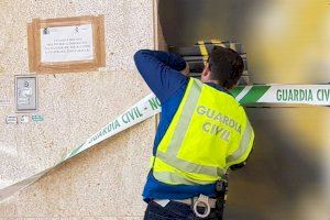 Un comercio transformado en bar y un gimnasio abierto en pleno confinamiento en Torrevieja