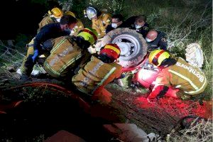 Sobrevive un hombre en Alicante tras caerle un tractor encima