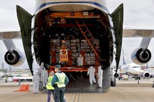 Arriba a Manises un nou avió amb material sanitari encarregat per la Generalitat