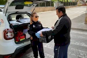 El Ayuntamiento de Elda reparte las tareas y el material escolar a 138 alumnos y alumnas de familias sin recursos