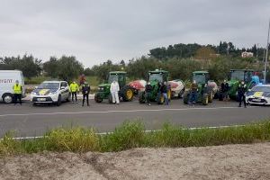 Llauradors i tractoristes col·laboren en la desinfecció intensiva de camins i polígons del terme d’Ontinyent