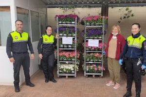 Reparteixen flors en un poble de València per a animar als veïns confinats