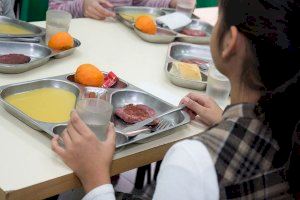 La plataforma Escoles que Alimenten recomienda a las familias una utilización sostenible y saludable del vale-beca comedor