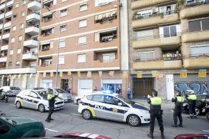 Emotivo aplauso policial a las personas sin hogar del centro Cáritas Diocesanas de Valencia