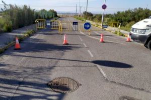 Así cierran algunos pueblos costeros sus carreteras para evitar la llegada de turistas esta Semana Santa