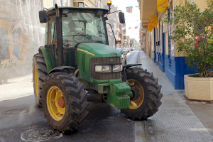 Benetússer refuerza con tractores las tareas de desinfección del coronavirus