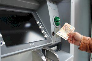 Estos son los bancos que te permiten sacar dinero gratis de cualquier cajero durante el estado de alarma