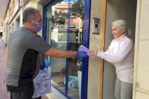 El Ayuntamiento de Agost reparte, casa por casa, 5.000 mascarillas para todos sus vecinos confeccionadas por una red de voluntarios de la población