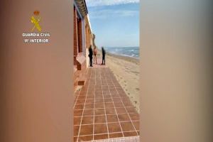 Sorprenden a un surfista y a un bañista en las playas de Guardamar del Segura