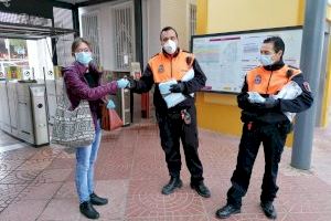 Policia Local, Policia Nacional i Protecció Civil repartixen màscares a persones usuàries del transport públic de Sagunt