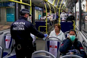 Paterna se une al reparto de mascarillas en los medios de transporte públicos