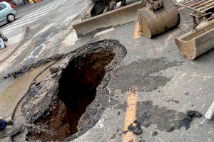 Un socavón junto al Mercado Municipal de Burriana obliga a acordonar la zona