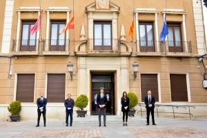 Los representantes de los grupos municipales guardan tres minutos de silencio por las víctimas del coronavirus ante el Ayuntamiento de Elda