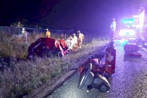 Un camió atropella a un cotxe parat en l'autopista en plena nit i sense llums a Carlet