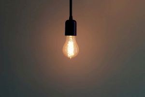 La factura de la luz aumentará entre 15 y 30 euros debido al confinamiento