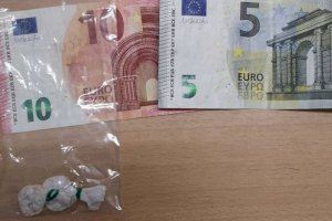 La Guardia Civil traslada al hospital a un hombre que se tragó 7 dosis de cocaína para evitar ser detenido