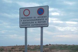 El Ayuntamiento prohíbe el acceso y estacionamiento de vehículos en las Calas de Torrevieja