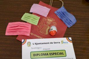 Serra reparte las mascarillas infantiles y los diplomas de buen comportamiento a los niños y niñas de la población