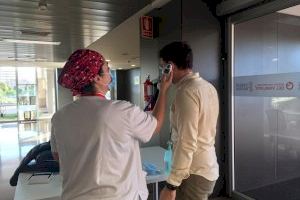 El Hospital del Vinalopó se blinda por el COVID19: toma la temperatura, controla higiene de manos y reparte mascarillas en los accesos