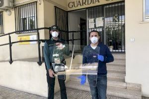 La Nucía entrega “mamparas de protección” a la Guardia Civil de Altea