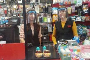 El Ayuntamiento de Agost hace un segundo reparto de mascarillas a todos los vecinos y entrega pantallas de protección individual a los comercios locales