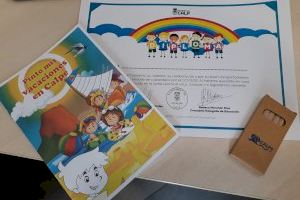 Los niños de Calp reciben un diploma para reconocer su esfuerzo durante el confinamiento