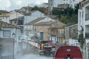 Se refuerzan las labores de desinfección en Confrides y L'Abdet con la colaboración de los bomberos forestales de la Generalitat Valenciana