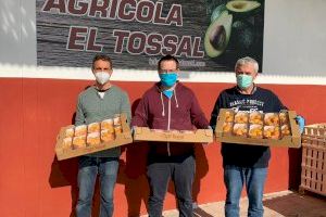 Agícola El Tossal hace una donación de nísperos para toda la población de Confrides y l’Abdet