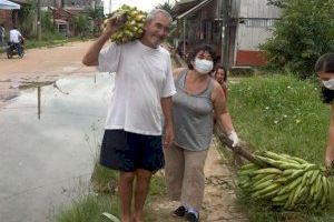 El obispo valenciano del Vicariato peruano de Requena reparte alimentos a más de 200 familias y ancianos sin recursos y a comunidades aisladas