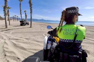 La Policía Local denuncia a personas jugando al voleibol, bañándose, haciendo surf y paseando por la playa de San Juan