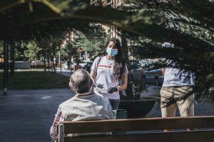 400 voluntarios de Cruz Roja informan cada día, en las zonas de mayor afluencia de la Comunitat Valenciana, sobre las normas de distanciamiento social