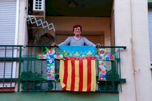 Vecinos de Burriana improvisan sus propias Cruces de Mayo desde los balcones