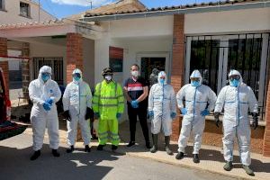 Confrides desinfecta el consultorio médico, el ayuntamiento y el colegio