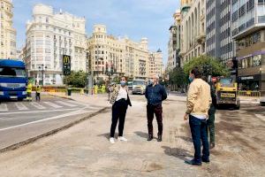 Arranca la conversió en zona de vianants de la plaça de l'Ajuntament amb una interessant troballa