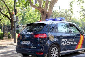 Un home es nega a tornar casa després de ser enxampat per la policia: “No tinc *coronavirus, jo puc anar on m'isca dels collons”