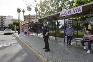 Gandia reparteix mascaretes als usuaris del transport públic