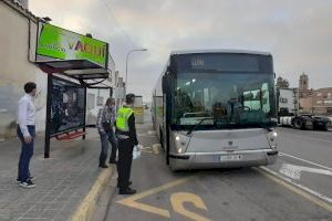 Burriana arranca la desescalada repartint màscares en el transport públic