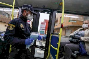 Paterna se suma hoy y mañana al reparto de mascarillas en los medios de transporte públicos