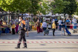 La regidora de Comerç i Mercats valora positivament les primeres hores d'obertura del mercat exterior de Sagunt