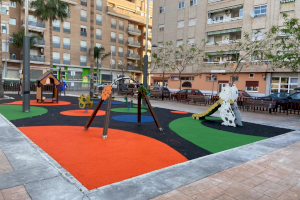 Sagunt millora el sòl del parc infantil de la plaça Ángel Perales