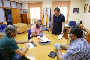 L’Alfàs reparte lotes de mascarillas al sector del Taxi