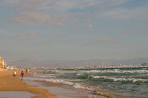 El Ayuntamiento de Elche permite la práctica deportiva individual en el mar a deportistas profesionales y federados