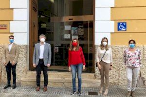 Isaura Navarro i Rosana Seguí, visiten el mercat d’Oliva el primer dia de reobertura des del confinament