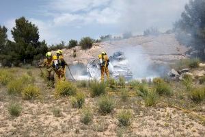 Un coche arde tras accidentarse en la A-7 y sus dos ocupantes resultan heridos