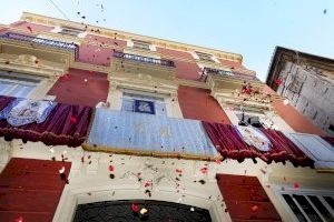 Devotos de la Virgen de los Desamparados lanzan pétalos y vítores desde sus balcones para recordar la procesión de la Patrona por las calles de Valencia