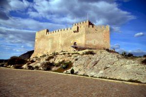 Petrer ilumina de azul el Castillo y la entrada por Salinetas como homenaje a los sanitarios en el Día Internacional de la Enfermera