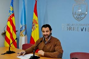 El aclade de Torrevieja visita dos de las ONG´S que distribuirán la campaña municipal de emergenica para personas en riesgo de exclusión social provocado por la crisis del Covid-19