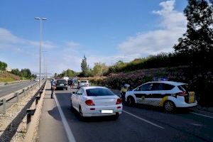 Denuncian a un bar abierto en Alicante con clientes consumiendo en la terraza