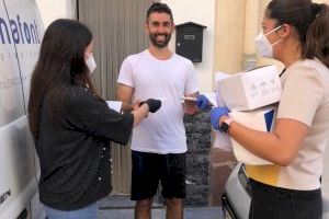 Les Coves de Vinromà reparteix mascaretes als veïns i veïnes amb la col·laboració de l’Associació Joventut Covarxina